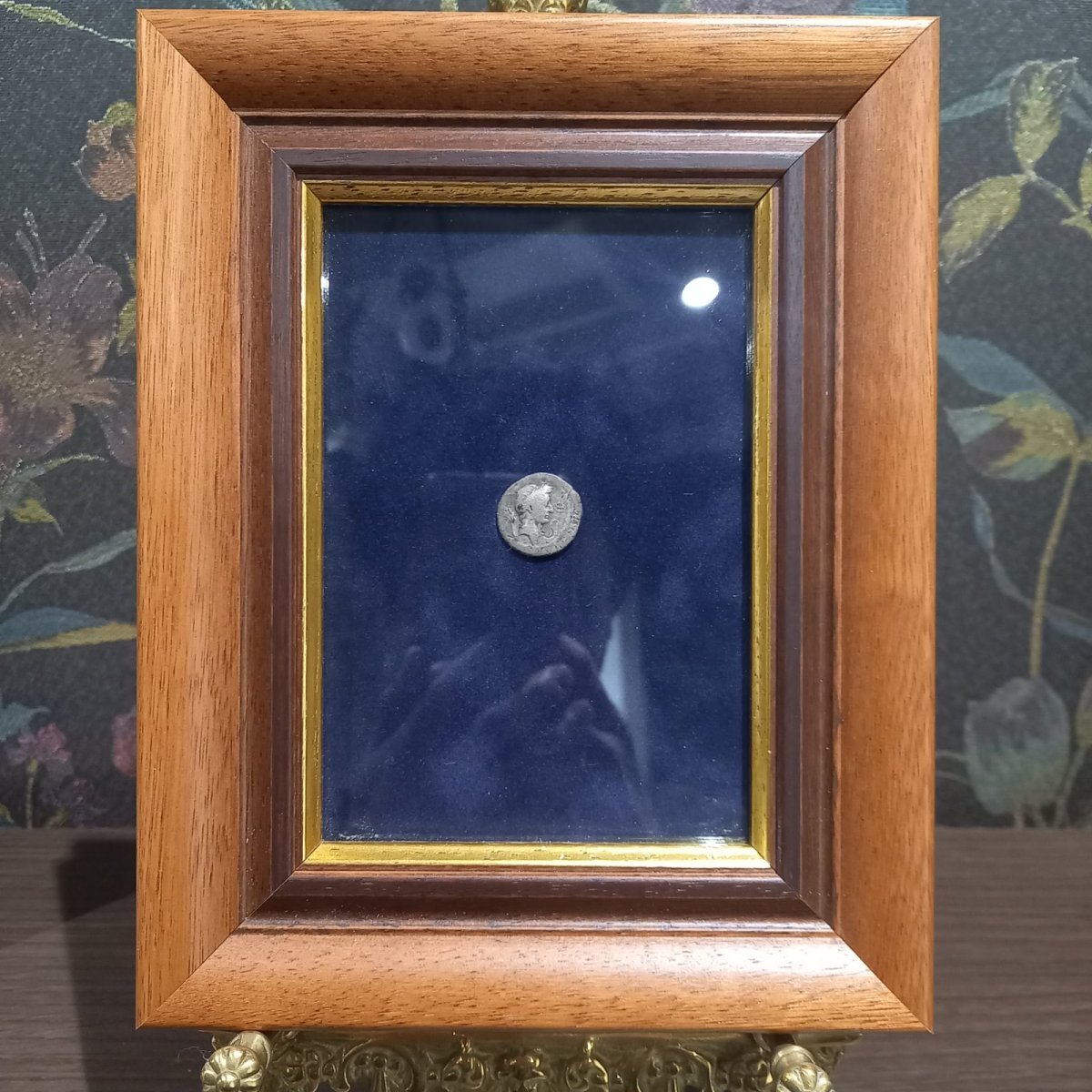 画像3: 古代ローマコイン(額装付き)　ユリウス・カエサル　前４２年　デナリウス銀貨　ユリウス・カエサル肖像　牛　神格化されたユリウス・カエサルのデナリウス銀貨 (3)