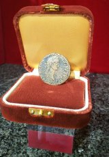 画像2: 古代ローマコイン　帝政期　カリグラ　アス銅貨　３９年　カリグラと妻カエソニアの肖像のコイン (2)