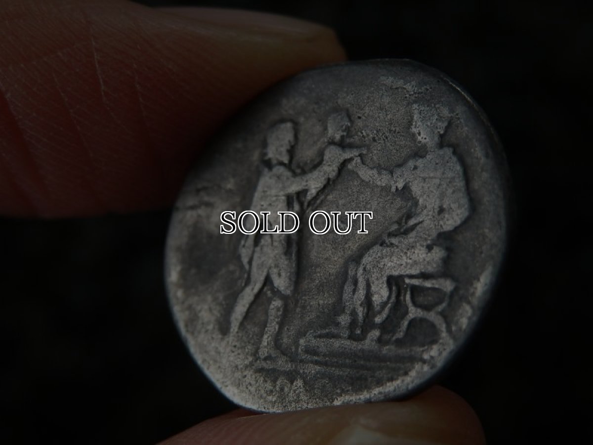画像2: 古代ローマコイン　帝政期　アウグストゥス　前８年　デナリウス銀貨　アウグストゥス肖像　子供を人質として差し出すケルト人 (2)