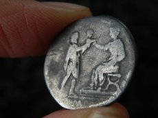 画像2: 古代ローマコイン　帝政期　アウグストゥス　前８年　デナリウス銀貨　アウグストゥス肖像　子供を人質として差し出すケルト人 (2)