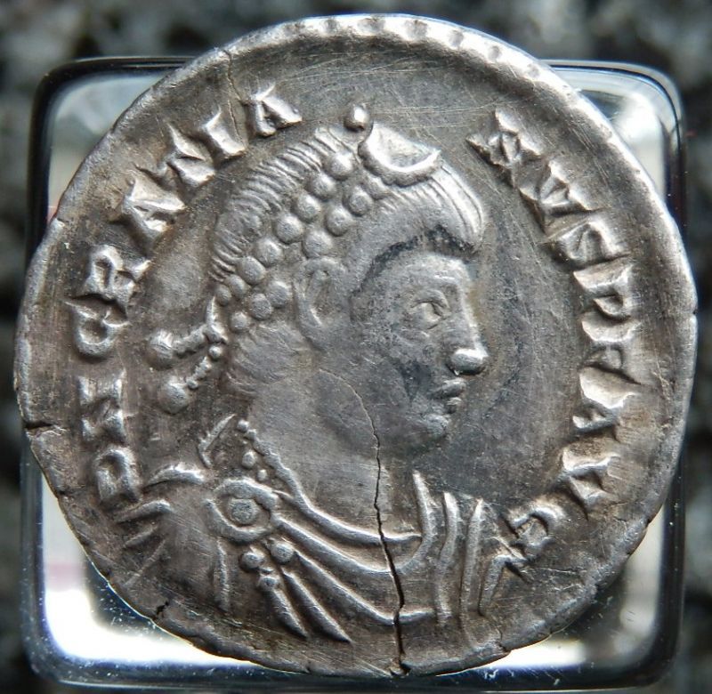 古代ローマコイン　帝政期　グラティアヌス　３７５－３７８年　シリカ銀貨　グラティアヌス肖像　女神ローマ座像